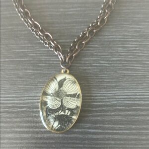 Elegant Floral Pendant Necklace